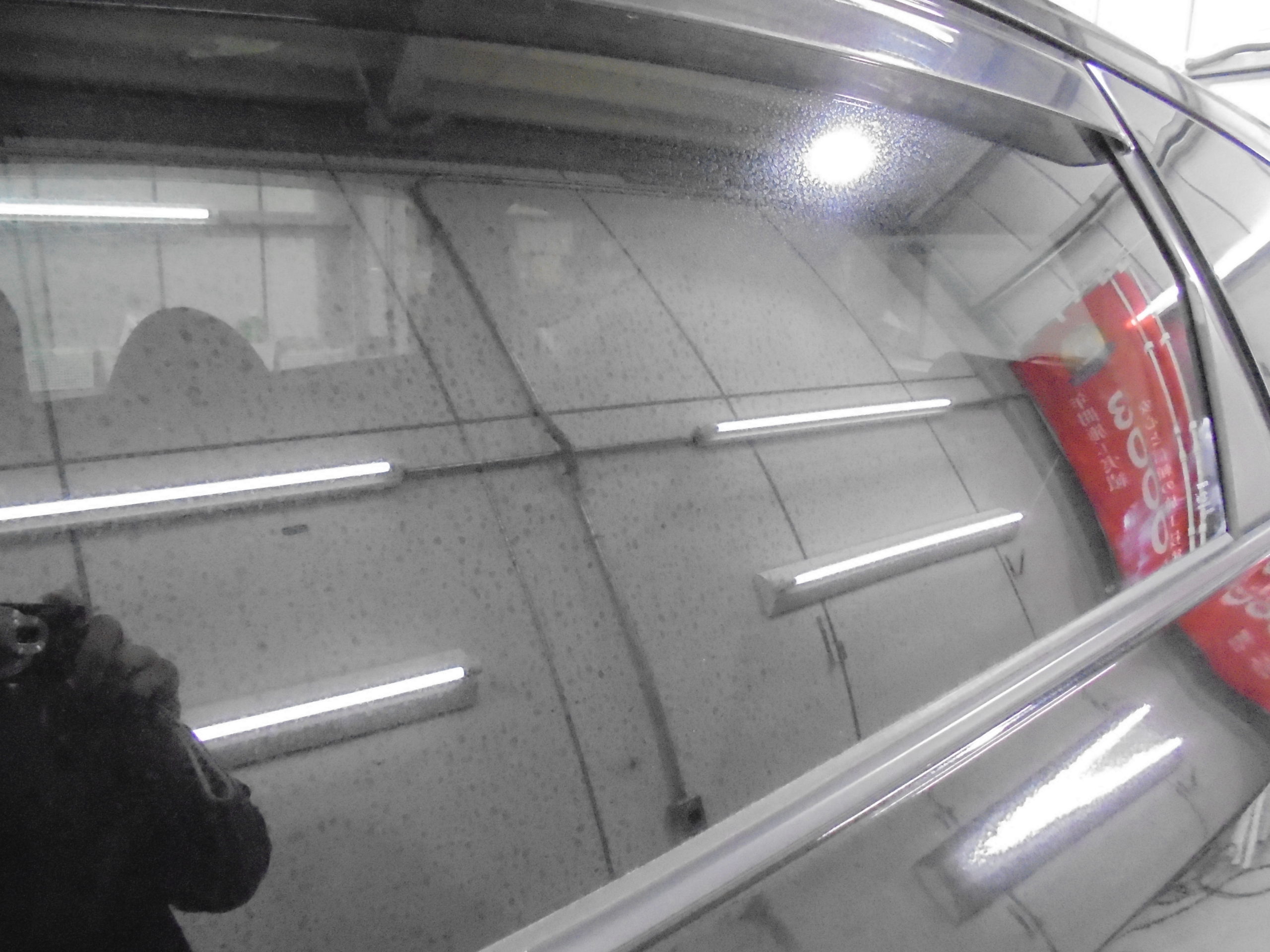 プリウスα施工前ｶﾞﾗｽ撥水研磨 (2)